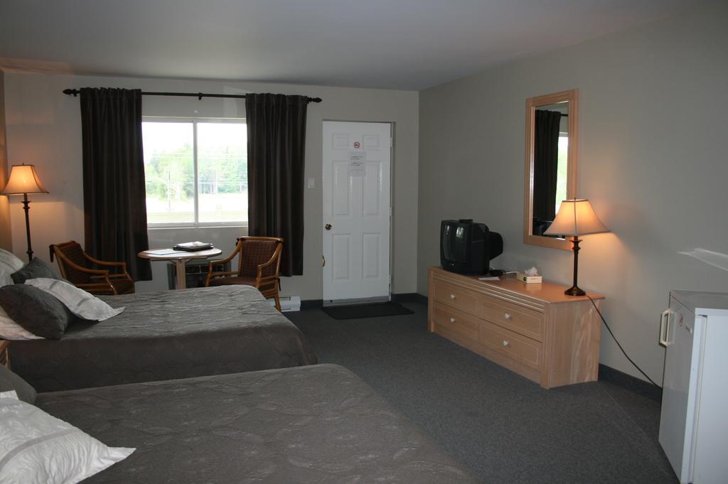 La Cuillere A Pot Hotel แซงต์-โดนาต์-เดอ-มงกาล์ม ภายนอก รูปภาพ
